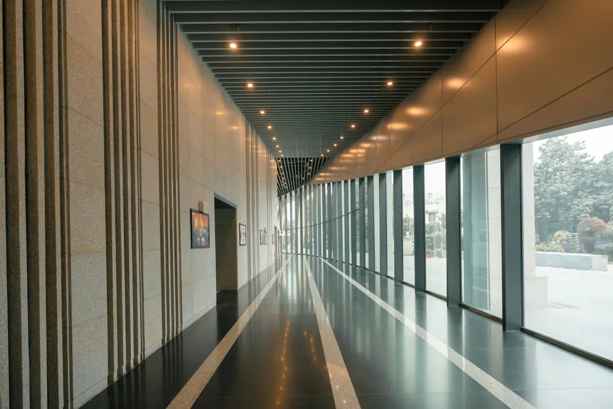 Langer Flur mit Fensterfront und spiegelndem Boden
