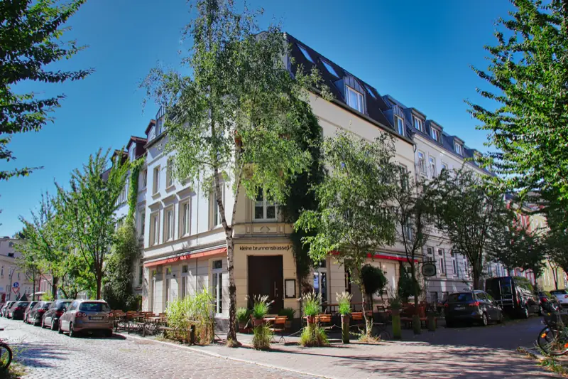 Wohnstraße mit Altbauten und Bäumen in Altona