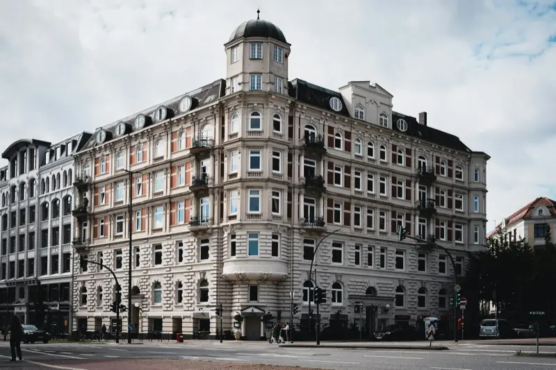 Gründerzeit-Eckhaus mit Kuppelturm in Hamburg