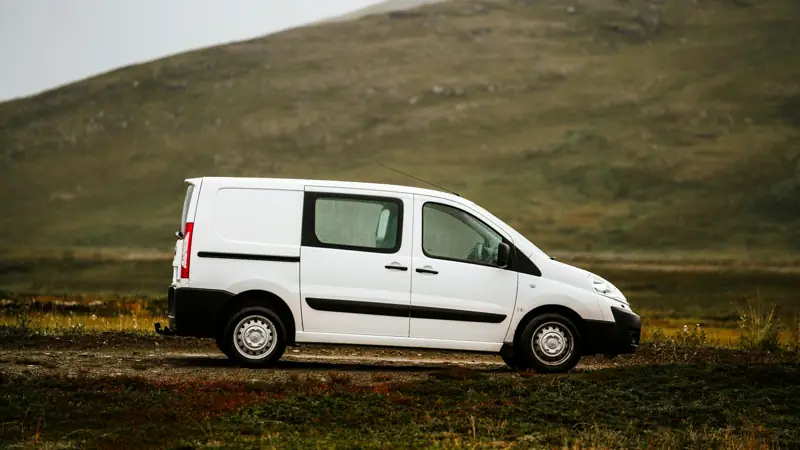 Weißer Kastenwagen ohne Beschriftung auf einem Feldweg